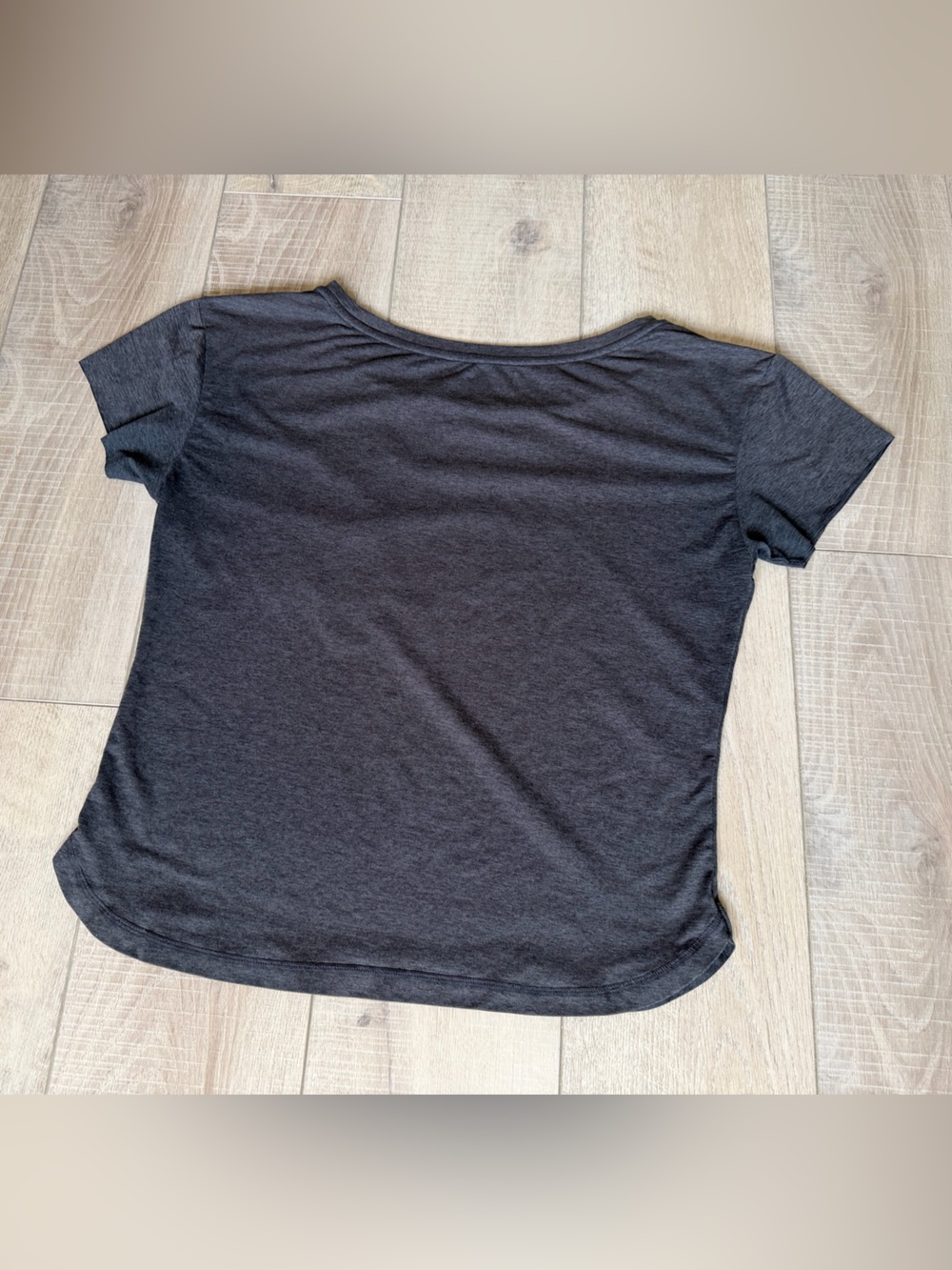 Vuori Women's Short Raw Cut Sleeve Pocket Tee Sz S Charcoal Black Workout Gym - Picture 2 of 7